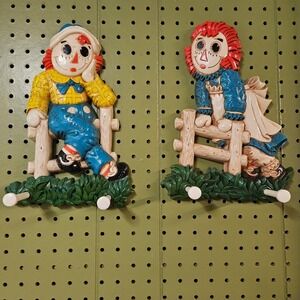 1977 Bobbs-Merrill Raggedy Ann & Andy Plastic Coat Hanger Set of 2‎